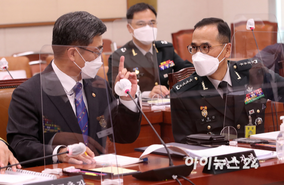 서욱 국방부장관이 19일 오후 국회에서 열린 법제사법위원회의 군사법원에 대한 국정감사에서 남영신 육군참모총장과 대화하고 있다.
