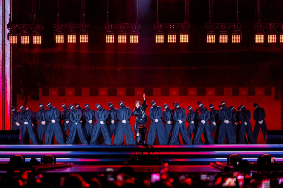 방탄소년단이 21일 오후 8시 서울 종로구 광화문 광장 일대에서 열린 컴백 라이브쇼 'BTS 컴백 라이브: ARIANG'에서 무대를 선보이고 있다. [사진=빅히트뮤직]