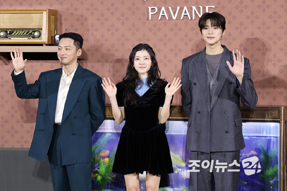 배우 변요한, 고아성, 문상민이 12일 오전 서울 강남구 삼성동 메가박스 코엑스점에서 열린 넷플릭스 영화 '파반느'(감독 이종필) 제작보고회에 참석해 포즈를 취하고 있다. [사진=문수지 기자]