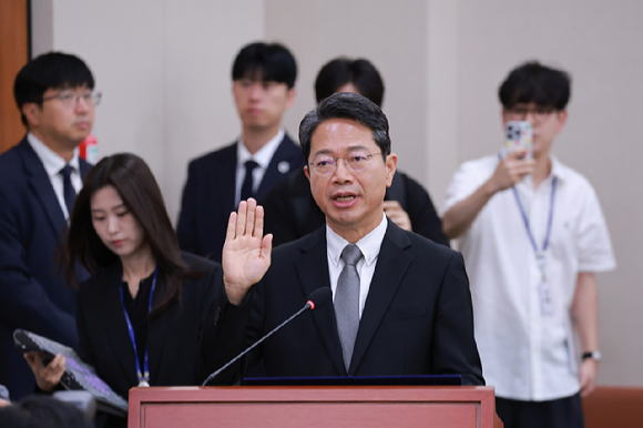김승원 법무부 장관 후보자가 15일 국회에서 열린 인사청문회에서 선서하고 있다. 2026.9.15 [사진=연합뉴스]