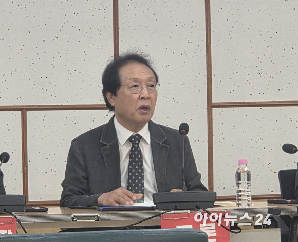 홍기용 인천대 경영학부 명예교수가 4일 국회 의원회관에서 열린 '영업이익 n% 성과급 논쟁으로 바라본 노란봉투법 문제점' 세미나에서 토론하고 있다. [사진=박지은 기자]