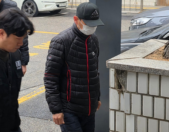 경기도 의정부시 가능동 의정부지방법원에서 특수상해 혐의로 구속영장이 청구된 40대 남성 A씨가 구속 전 피의자 심문을 위해 법정으로 이동하고 있다. A씨는 지난 3일 의정부시 호원동의 한 아파트에서 잠들어 있던 30대 태국인 아내 B씨의 얼굴과 목 등에 전기주전자로 끓인 물을 부은 혐의를 받는다. 2025.12.16 [사진=연합뉴스]