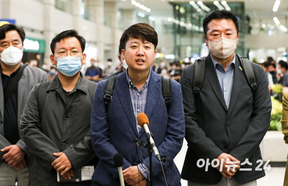 이준석 국민의힘 대표가 9일 오후 우크라이나 방문 일정을 마치고 인천국제공항을 통해 귀국해 취재진의 질문에 답하고 있다. [사진=국회사진취재단]