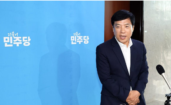 더불어민주당 친명계 의원인 황명선(오른쪽), 강득구 최고위원이 14일 국회에서 열린 비공개 최고위원회의가 끝난 뒤 기자들을 만나 '선호투표제' 와 관련한 입장을 밝히고 있다. [사진=연합뉴스]