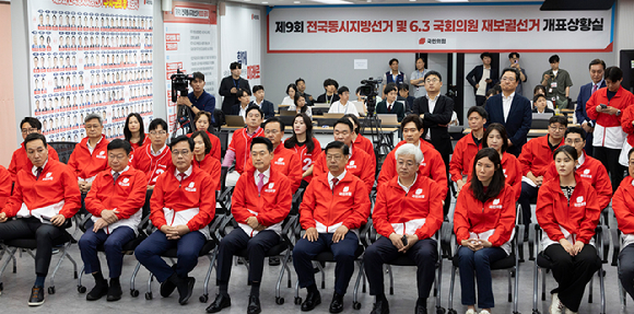 제9회 전국동시지방선거일인 3일 오후 서울 여의도 국회 의원회관에 마련된 더불어민주당 개표상황실에서 정청래 당 대표와 한병도 원내대표 등 지도부들이 지상파 방송3사 출구조사를 지켜보며 환호하고 있다. [사진=정소희 기자]