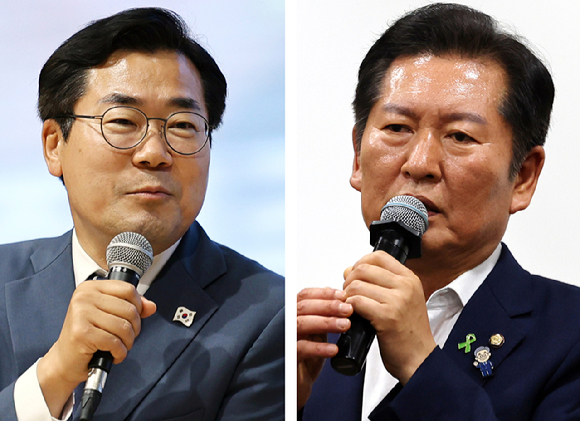 더불어민주당 당 대표 선거에 출마한 정청래 의원(오른쪽)과 박찬대 의원은 주말 지역 당원들과 만나 본격적인 표심 잡기에 나섰다.5일 전주대학교에서 열린 토크콘서트에 참석한 박찬대 의원(왼쪽)과 6일 광주 김대중컨벤션 센터에서 열린 '국민이 지키는 나라' 북콘서트에 참석한 정청래 의원. 2025.7.6 [사진=연합뉴스]