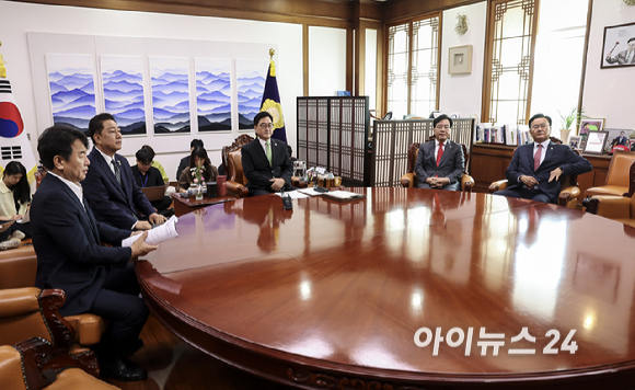 우원식 국회의장과 더불어민주당 김병기 당대표 직무대행 겸 원내대표, 국민의힘 송언석 비상대책위원장 겸 원내대표가 23일 오전 서울 여의도 국회에서 열린 의장 주재 여야 원내대표 회동에 참석해 있다. [사진=곽영래 기자]