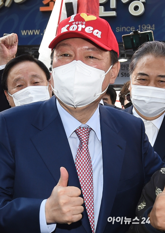 윤석열 국민의힘 대선 경선 후보가 3일 오전 서울 중구 남대문시장에서 모자를 구입한 뒤 기념촬영을 하고 있다. [사진=국회사진취재단]