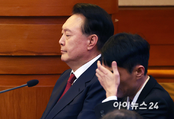 윤석열 대통령이 23일 서울 종로구 헌법재판소에서 열린 탄핵심판 4차 변론에 출석하고 있다. [사진=사진공동취재단]
