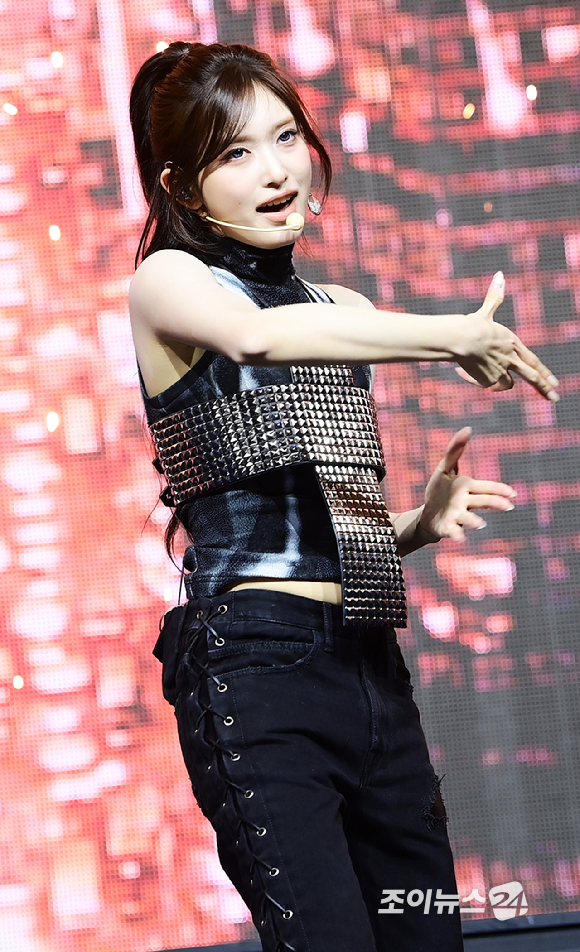 그룹 아이브 이서가 23일 오후 서울 광진구 광장동 예스24라이브홀에서 열린 아이브(IVE) 정규 2집 '리바이브 플러스'(REVIVE+) 발매 기념 쇼케이스에서 '블랙홀' 무대를 선보이고 있다. [사진=정소희 기자]