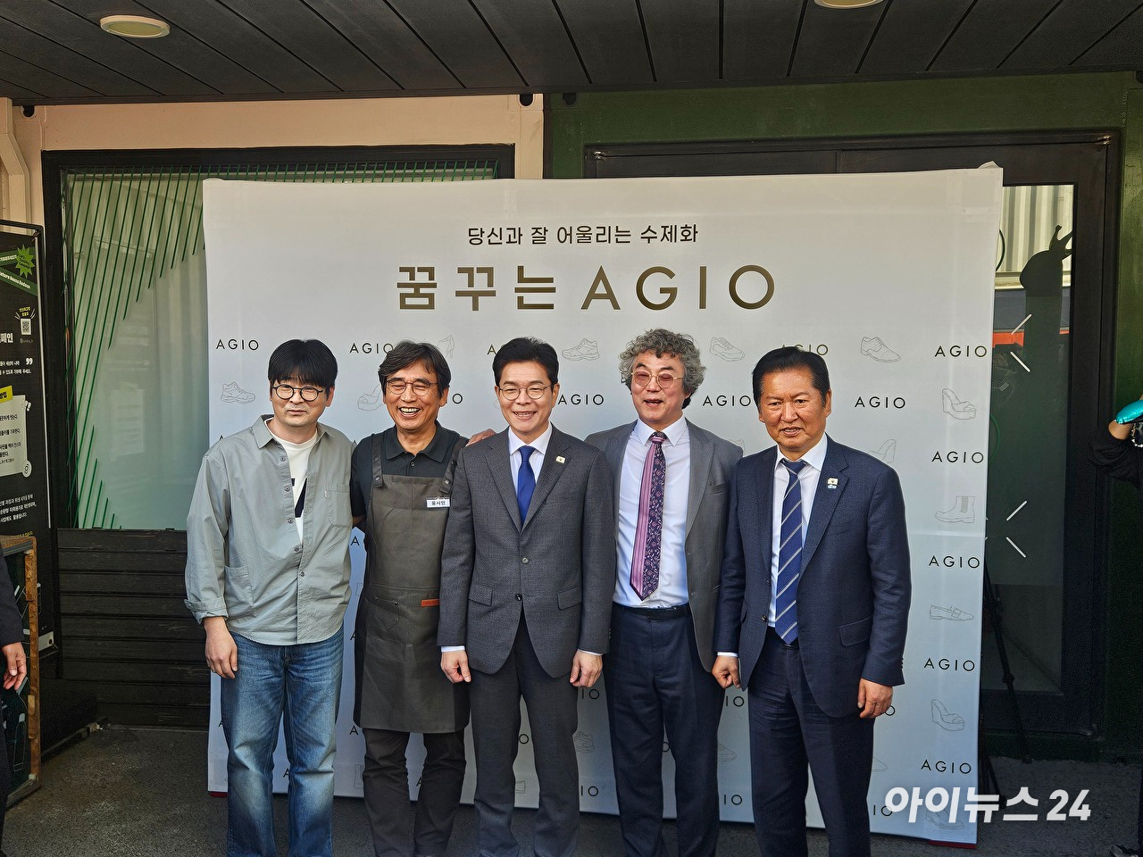 24일 오후 서울 성동구 언더스탠드에비뉴에 마련된 청각장애인 수제화 브랜드 '아지오' 매장 오픈 행사에서 탁현민(왼쪽부터) 전 청와대 의전비서관, 유시민 작가, 정원오 더불어민주당 서울시장 후보, 유석영 아지오 대표, 정청래 더불어민주당 대표가 기념 촬영을 하고있다. [사진=홍성효 기자]