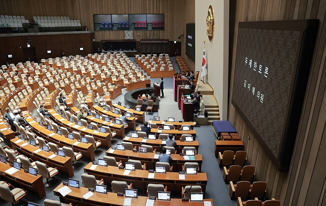 국민의힘 김미애 의원이 지난달 31일 국회에서 열린 7월 임시국회 제3차 본회의에서 패스트트랙 안건 심사 기한을 최장 330일에서 90일로 단축하는 내용의 국회법 개정안에 대해 필리버스터(무제한 토론을 통한 합법적인 의사진행 방해)를 하고 있다. 2026.7.31 [사진=연합뉴스]