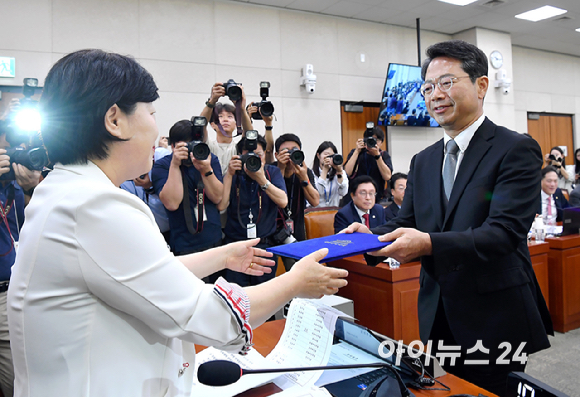 김승원 법무부 장관 후보자가 15일 서울 여의도 국회 법제사법위원회에서 열린 인사청문회에서 서영교 위원장에게 선서문을 제출하고 있다. [사진=곽영래 기자]