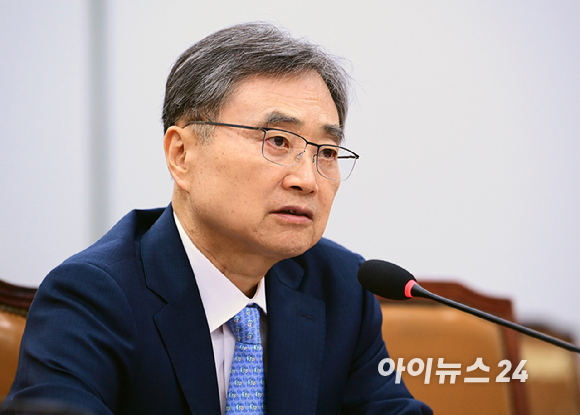 조현 외교부 장관 후보자가 17일 서울 여의도 국회 외교통일위원회에서 열린 인사청문회에서 의원 질의에 답변하고 있다. [사진=정소희 기자]