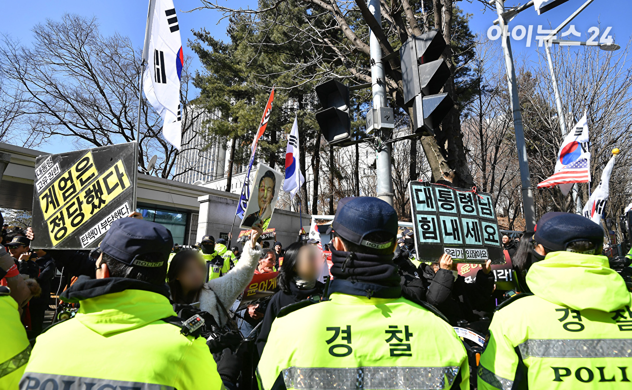 윤석열 전 대통령이 19일 서초구 서울중앙지방법원에서 열린 12&middot;3 비상계엄 관련 내란 우두머리 혐의 1심 선고공판에 출석해 있다. 이날 서울중앙지법 형사합의25부(지귀연 부장판사)는 윤 전 대통령에게 무기징역을 선고했다. 2026.2.19 [서울중앙지법 제공. 재판매 및 DB 금지] [사진=서울중앙지법 / 연합뉴스]