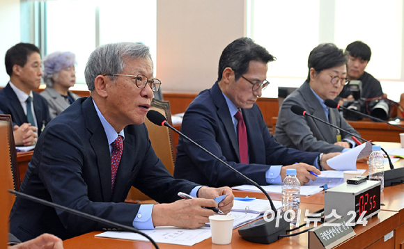 유홍준 국립중앙박물관장이 22일 국회 문화체육관광위원회에서 열린 국립중앙박물관&middot;한국문화예술위원회&middot;국립중앙도서관 등에 대한 국정감사에서 의원 질의에 답하고 있다. [사진=곽영래 기자]