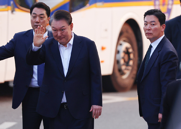 석방된 윤석열 대통령이 8일 경기도 의왕시 서울구치소 앞에서 경호차량에서 내려 지지자들에게 인사하고 있다. 그 옆으로는 김성훈 경호처 차장(오른쪽)이 윤 대통령을 경호하며 이동하고 있다. 2025.3.8 [사진=연합뉴스]