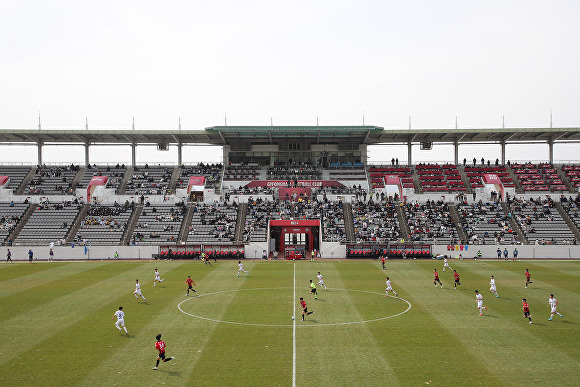 지난 17일 경상남도 창원축구센터에서 창원FC가 대전코레일FC를 상대로 홈 개막전을 치루고 있다. [사진=경상남도 창원특례시] 