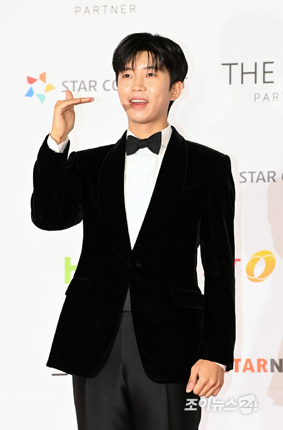 가수 임영웅이 2일 오후 서울 강서구 화곡동 KBS아레나홀에서 진행된 '2021 Asia Artist Awards'(2021 아시아 아티스트 어워즈, AAA) 레드카펫 행사에 참석해 포즈를 취하고 있다. [사진=정소희 기자]