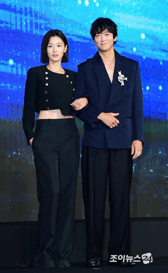 배우 전지현과 강동원이 2일 오전 서울 종로구 포시즌스 호텔에서 진행된 디즈니 플러스 오리지널 시리즈 '북극성' 제작발표회에 참석하고 있다. [사진=정소희 기자]