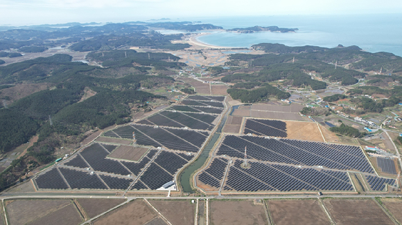 GS건설이 충남 태안군에 준공한 '태안 햇들원 태양광 발전소' 전경. [사진=GS건설 ]