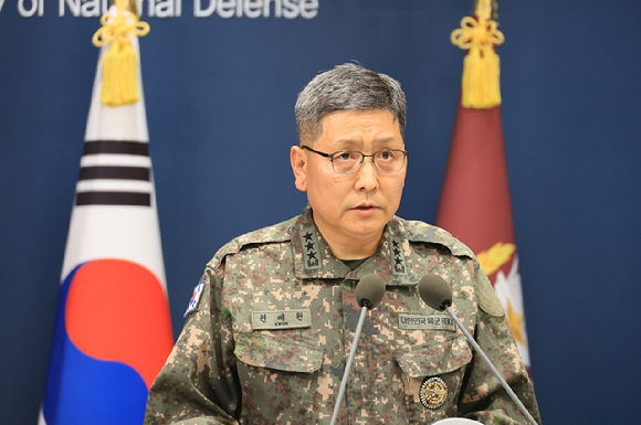 양진혁 합동참모본부 작전부장이 28일 서울 용산구 국방부에서 열린 '비무장지대 지뢰 추정 폭발 사고' 관련 브리핑에서 관련 자료를 설명하고 있다. 2026.9.28 [사진=연합뉴스]