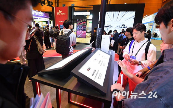 14일 서울 강남구 코엑스에서 열린 '제28회 반도체대전'(SEDEX 2026)에서 관람객들이 SK 하이닉스 부스를 관람하고 있다. [사진=곽영래 기자]