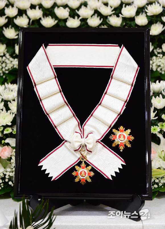 5일 서울성모병원 장례식장에 마련된 '국민 배우' 고(故) 안성기의 빈소에 정부가 추서한 금관문화훈장이 놓여있다. [사진=사진공동취재단]