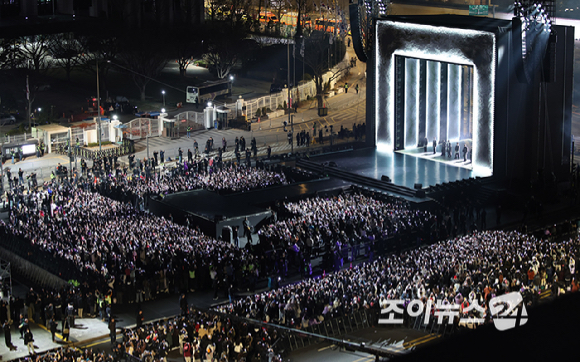 방탄소년단(BTS)이 21일 오후 서울 광화문 광장에서 정규 5집 '아리랑(ARIRANG)' 앨범 발매를 기념해 컴백 무대를 선보이고 있다. [사진=사진공동취재단]