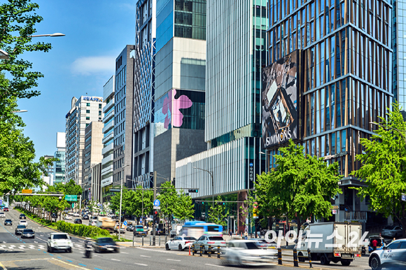 수면 전문 브랜드 시몬스가 서울 강남구 도산대로 일대에서 2026 브랜드 캠페인을 전개한다. 6일 도산대로의 고층 빌딩 사이로 신규 브랜드 캠페인 '라이프 이즈 컴포트(LIFE IS COMFORT)' 영상이 상영되고 있다. [사진=정소희 기자]