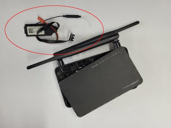 인터넷 공유기로 위장해 숙박업소에 설치된 카메라. [사진=인천 남동경찰서]