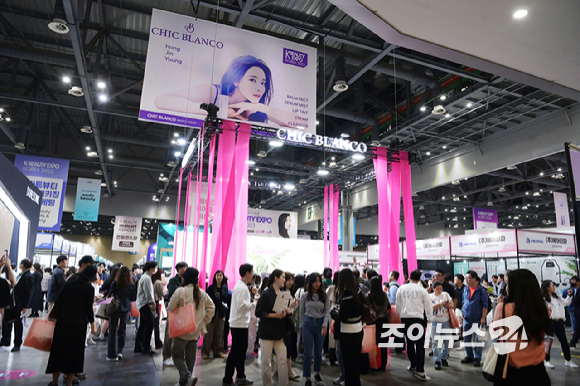 가수 홍진영이 12일 오후 경기 일산 킨텍스에서 열린 K-뷰티엑스포 코리아 2023(대한민국뷰티박람회)에 자신이 론칭한 뷰티 브랜드 '시크 블랑코'의 대표로 참가해 방문객들과 인사하고 있다. [사진=정소희 기자]