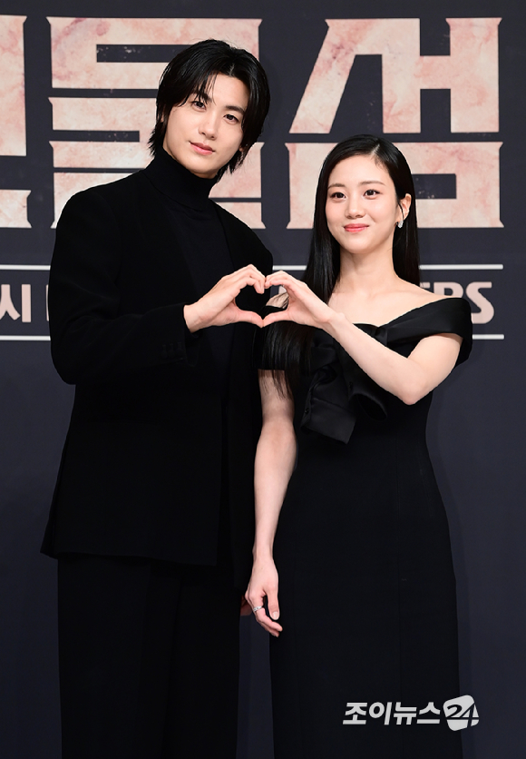 배우 박형식과 홍화연이 21일 오후 서울 양천구 목동 SBS에서 열린 SBS 새 금토드라마 '보물섬' 제작발표회에 참석 하고 있다. [사진=정소희 기자]