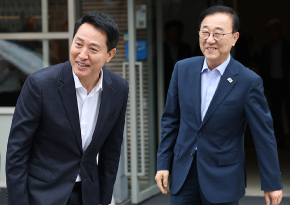 오세훈 서울시장(왼쪽)과 김윤덕 국토교통부 장관이 26일 서울 중구 컨퍼런스하우스 달개비에서 용산공원 부지 활용 문제 등 주택공급 논의 관련 회동을 한 뒤 자리를 나서고 있다. [사진=연합뉴스]