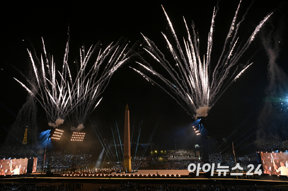 28일(현지시간) 프랑스 파리 콩코드 광장에서 열린 2024 파리 패럴림픽 개막식에서 폭죽이 터지고 있다. [사진=사진공동취재단]