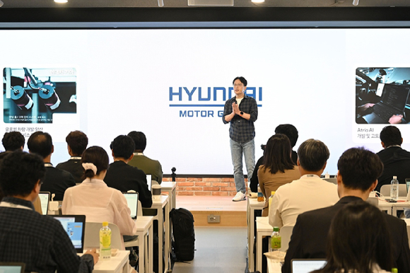 현대차&middot;기아 AVP본부장 박민우 사장이 11일 포티투닷(42dot) 사옥에서 진행된 자율주행 미디어데이에서 발표를 하고 있다. [사진=최란 기자]