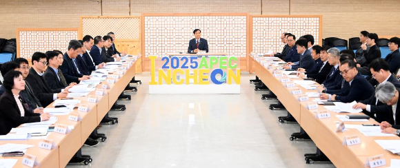 황효진 인천광역시 글로벌도시정무부시장이 2일 시청 대회의실에서 열린 '2025 APEC 정상회의 인천 유치 지원 TF 회의'에서 인사말을 하고 있다. [사진=인천시]