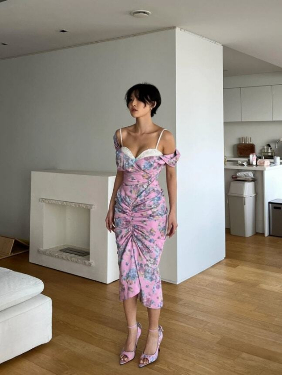 화사, 살 빼더니 더 과감해진 패션...브라 그대로 노출한 파격 원피스 '깜짝'