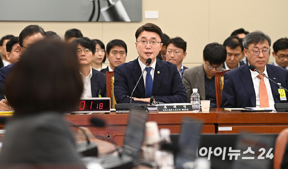 류제명 과학기술정보통신부 제2차관이 21일 서울 여의도 국회에서 열린 과학기술정보방송통신위원회 정보통신기술(ICT)기관 국정감사에서 질의에 답변하고 있다. [사진=곽영래 기자]
