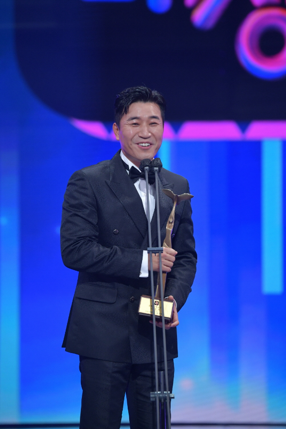 방송인 김종민이 지난해 12월25일 오후 서울 여의도 KBS에서 열린 '2021 KBS 연예대상'에서 올해의 예능인상을 수상한 후 수상소감을 전하고 있다. [사진=KBS]