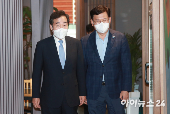 송영길 더불어민주당 대표(오른쪽)와 이낙연 전 대표가 9일 오후 서울 여의도 인근의 음식점에 만찬을 위해 들어서고 있다.