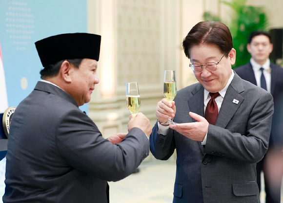 이재명 대통령과 프라보워 수비안토 인도네시아 대통령이 1일 청와대에서 열린 국빈 방한 환영 오찬에서 건배하고 있다. 2026.4.1 [사진=연합뉴스]