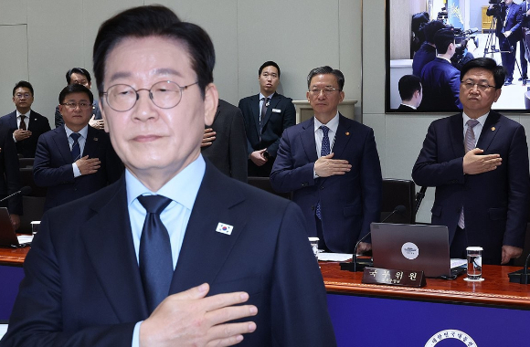이재명 대통령과 정성호 법무부 장관(뒷줄 가운데)이 지난 11일 용산 대통령실에서 열린 국무회의에서 국기에 경례하고 있다. 2025.11.11 [사진=연합뉴스]