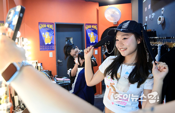 8일 서울 마포구 서교동 온맘씨어터에서 '케이팝 아케이드'(KPOP ARCADE) 그랜드 오픈 행사 '케이팝 데몬 헌터스 싱어롱 페스티벌'(KPOP DEMON HUNTERS SINGALONG FESTIVAL)이 개최됐다. 댄스팀 네스티 NASTY(최유빈 김다희 김민서)가 '소다팝'과 '골든' 댄스수업을 진행하고 있다. [사진=정소희 기자]