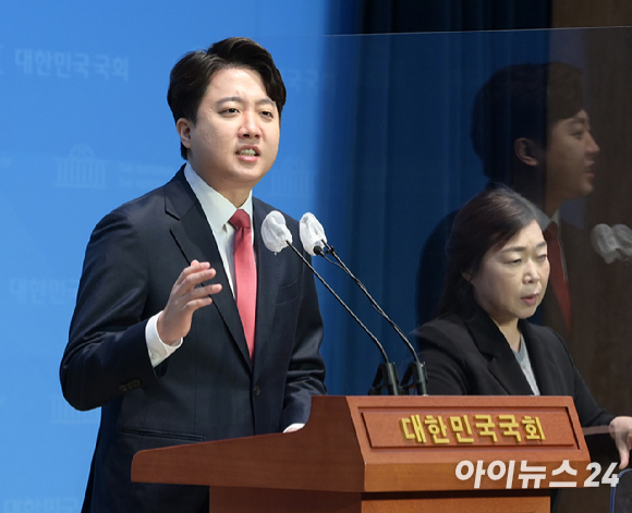 이준석 전 국민의힘 대표가 3일 서울 여의도 국회에서 기자회견을 열고 3&middot;8 전당대회에 출마한 이른바 '천아용인' 막판 지지를 호소하고 있다. [사진=정소희 기자]