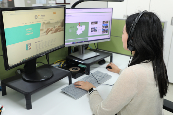 접근성 향상 간행물을 활용하고 있다. [사진=한국수목원정원관리원]