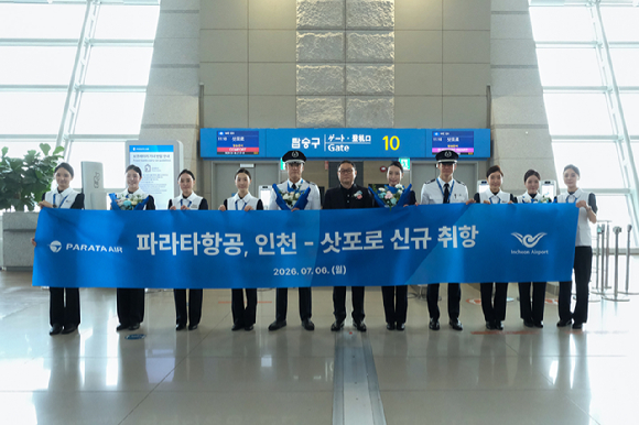 6일 인천국제공항에서 진행된 파라타항공 인천-삿포로 노선 신규 취항식에서 파라타항공 윤철민 대표이사(가운데)와 임직원들이 기념 촬영을 하고 있다 [사진=파라타항공]