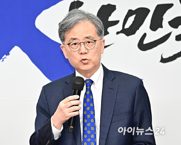 김현종 외교안보 보좌관이 7일 오전 서울 여의도 국회에서 열린 최고위원회의에 앞서 열린 임명식에서 소감을 밝히고 있다. [사진=곽영래 기자]