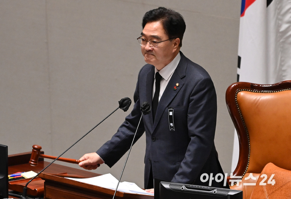 7일 오전 서울 여의도 국회에서 열린 예산결산특별위원회 전체회의에서 우원식 위원장이 의사봉을 두드리고 있다. [사진=김성진 기자]