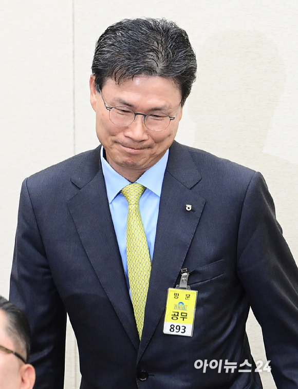 강태영 NH농협은행장이 19일 오후 서울 여의도 국회에서 진행된 정무위원회 금융감독원 등 국정감사에 증인으로 출석하고 있다. [사진=정소희 기자]
